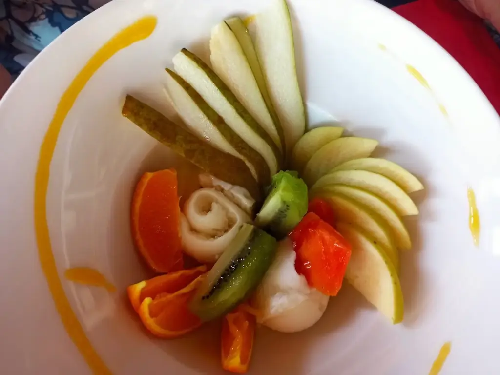 Tagliata di frutta fresca con sorbetto fatto in casa