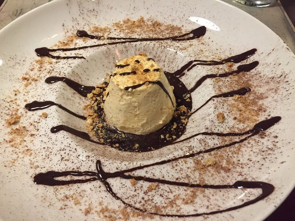Semifreddo al croccante di mandorle con salsa di cioccolato fondente