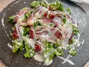 Prosciutto d'anatra fatto in casa con pera e salsa di parmigiano