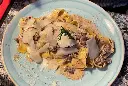 Pappardelle con ragu di filetto, crema al tartufo e scaglie di grana padano